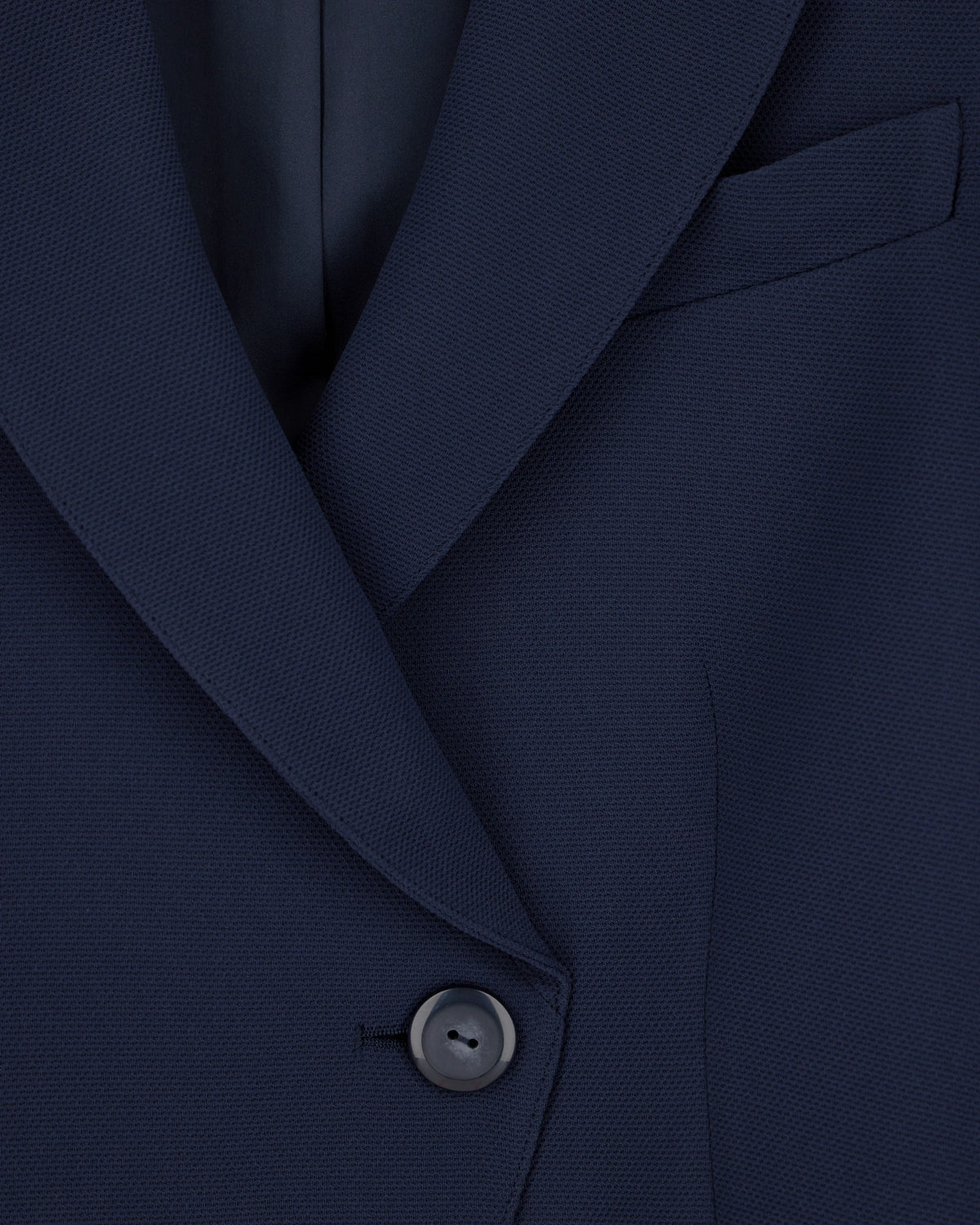 Tailored single-breasted blazer with notched lapels