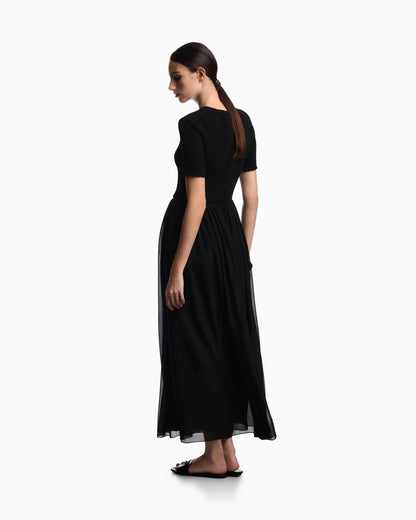 Short-sleeved long dress in technical georgette