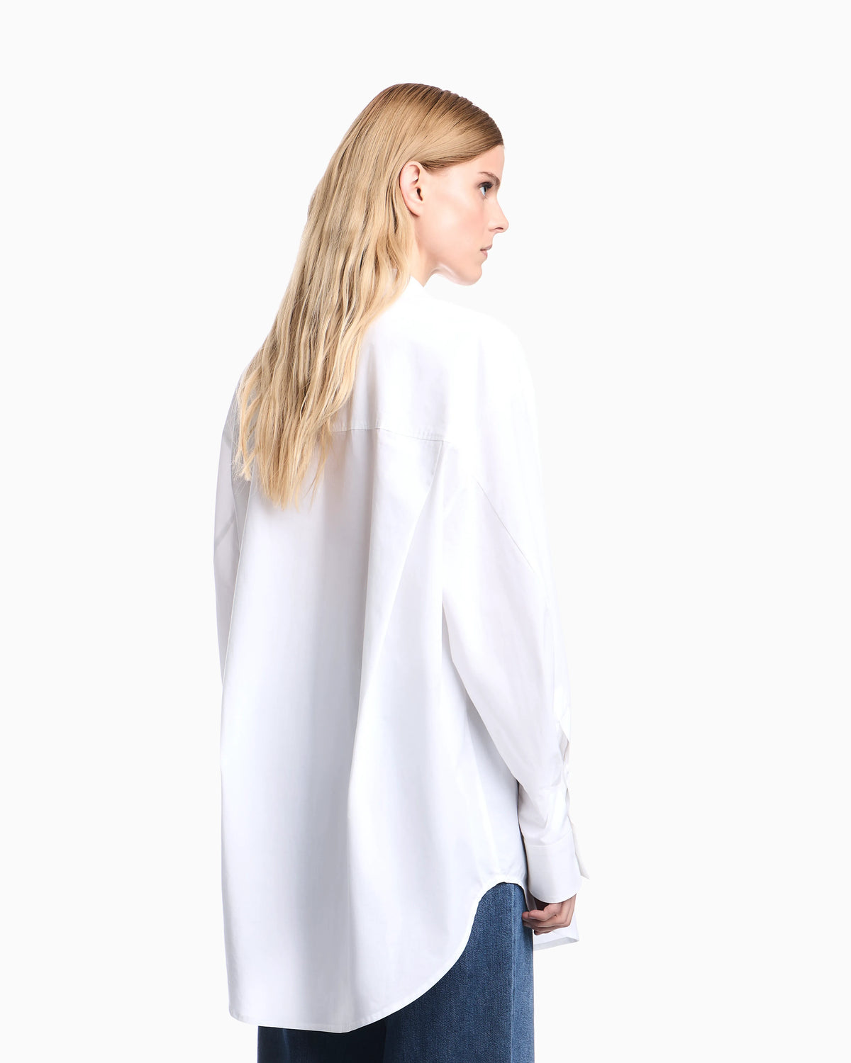 Cotton poplin shirt with a pointed collar and long sleeves