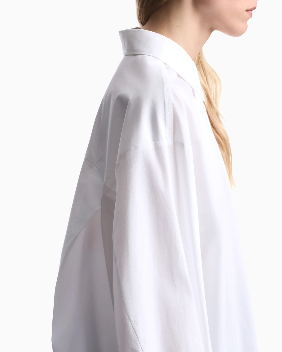 Cotton poplin shirt with a pointed collar and long sleeves
