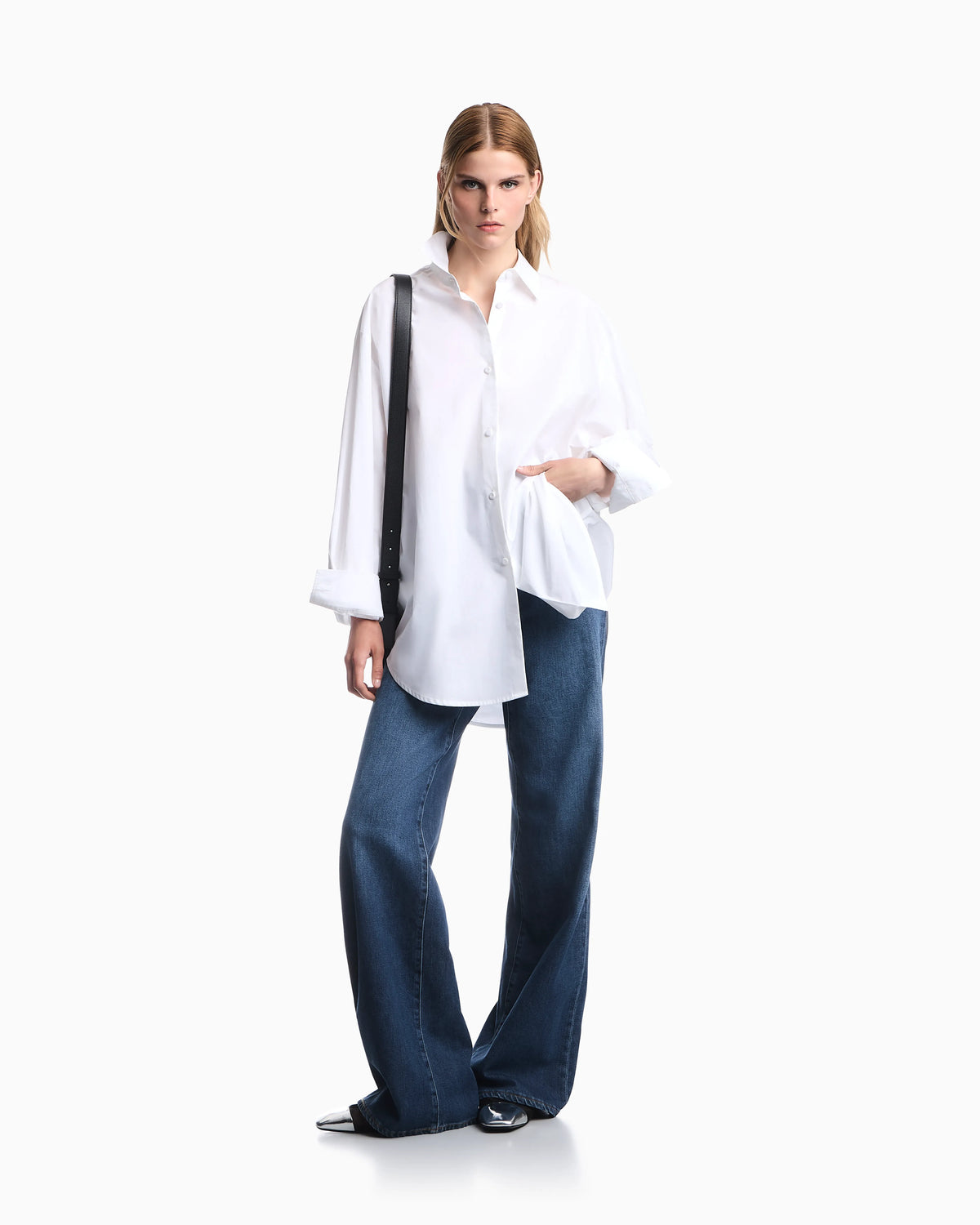 Cotton poplin shirt with a pointed collar and long sleeves