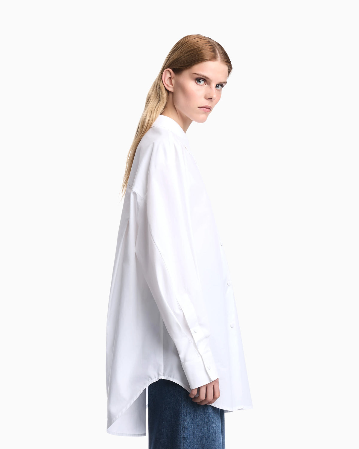 Cotton poplin shirt with a pointed collar and long sleeves