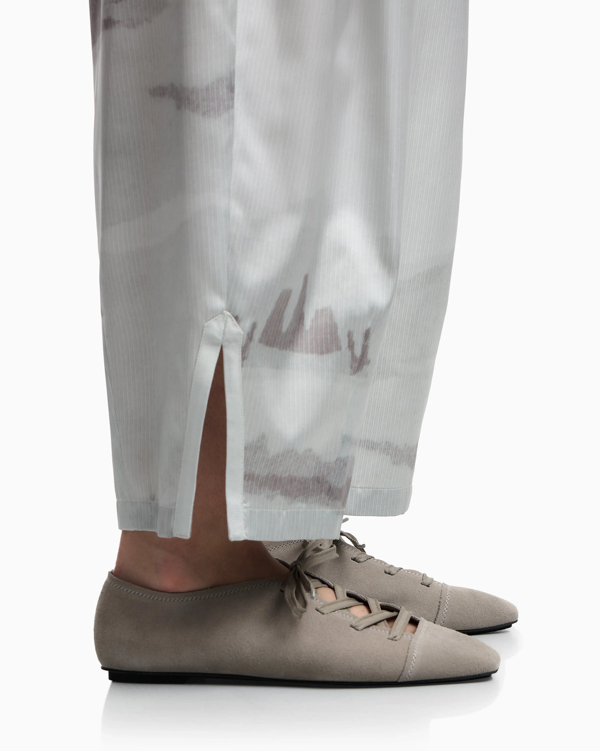 Lace-up ballet flats in suede with leather lining