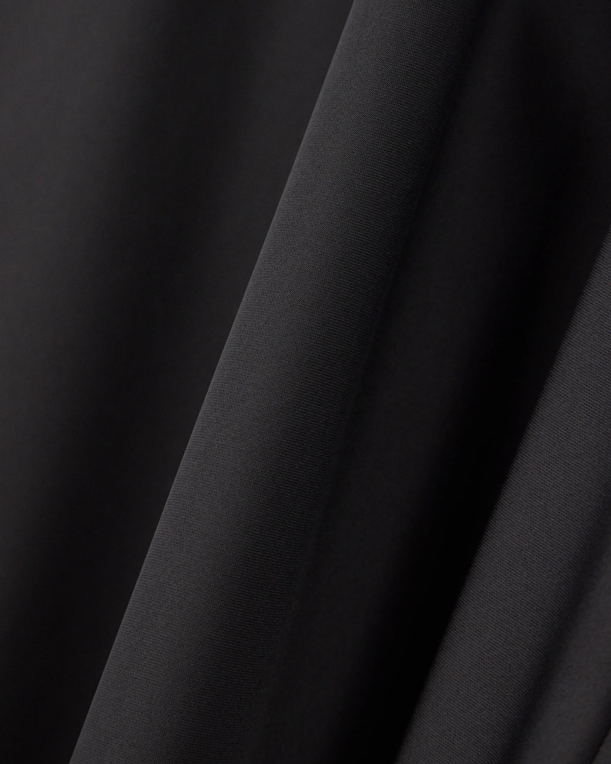 Unlined skirt in techno twill with side zipper and hook