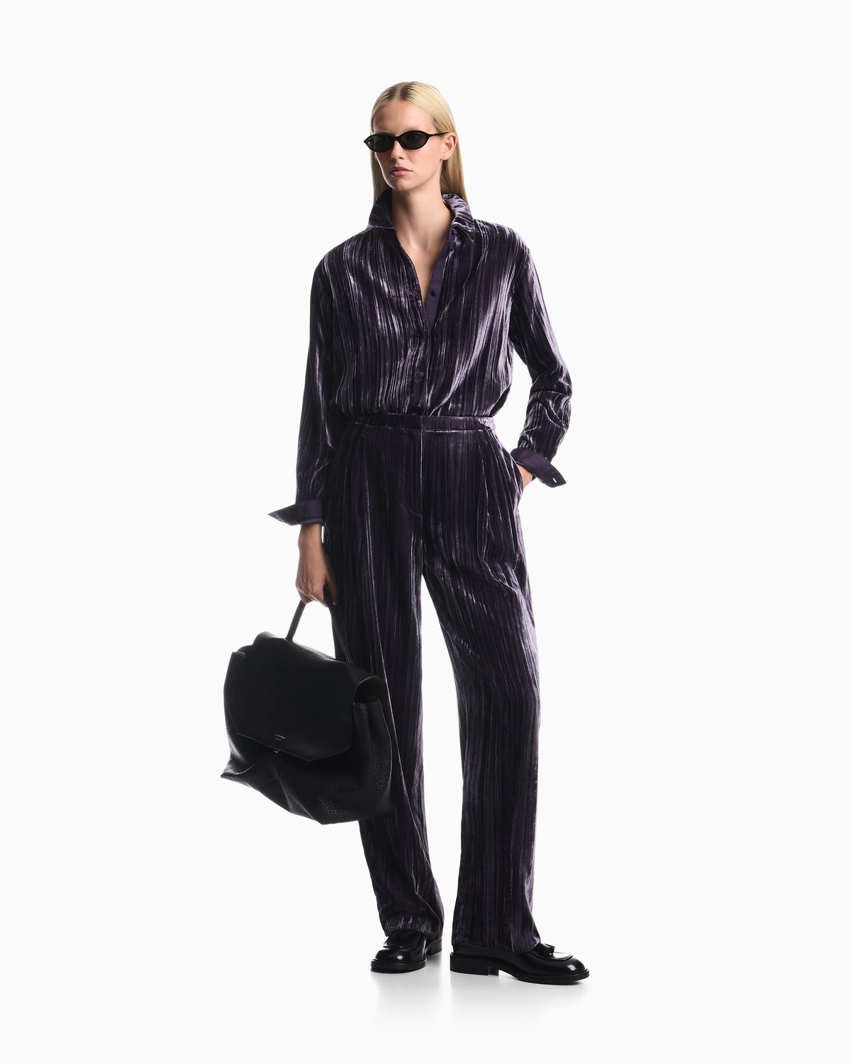 Trousers in plissé velvet with elastic waistband regular fit
