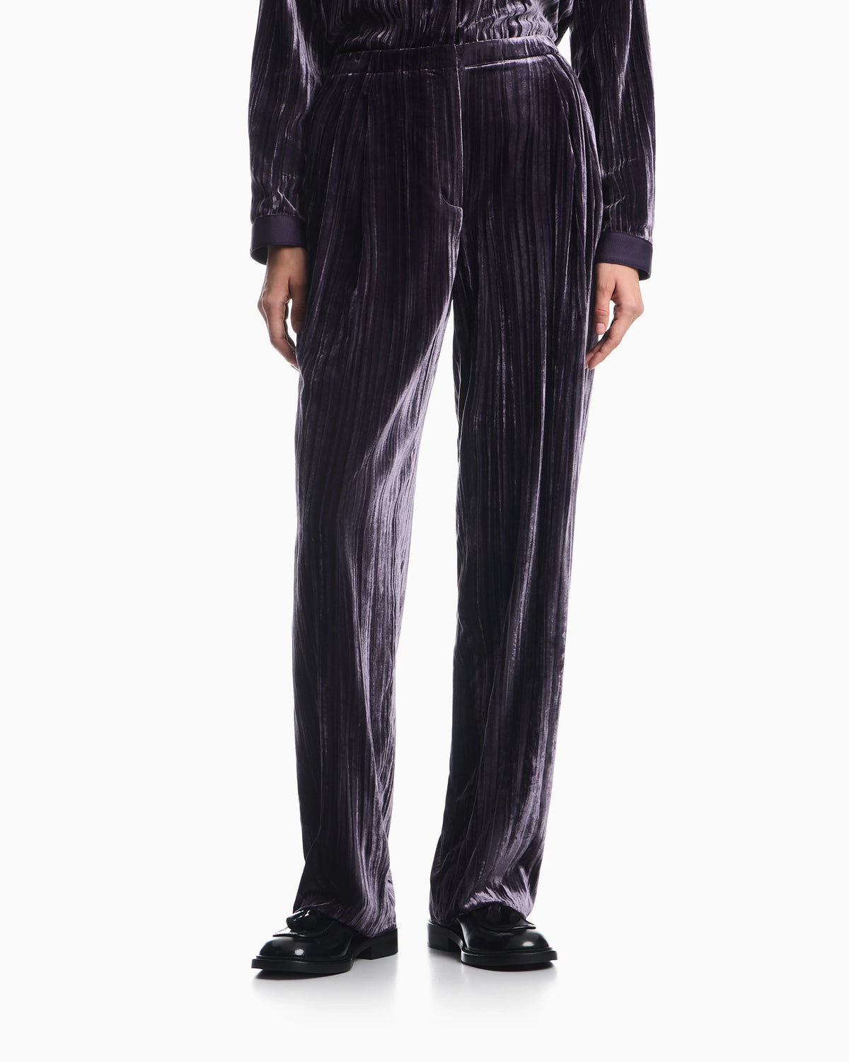 Trousers in plissé velvet with elastic waistband regular fit