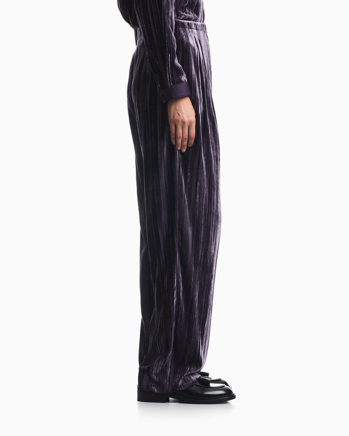 Trousers in plissé velvet with elastic waistband regular fit