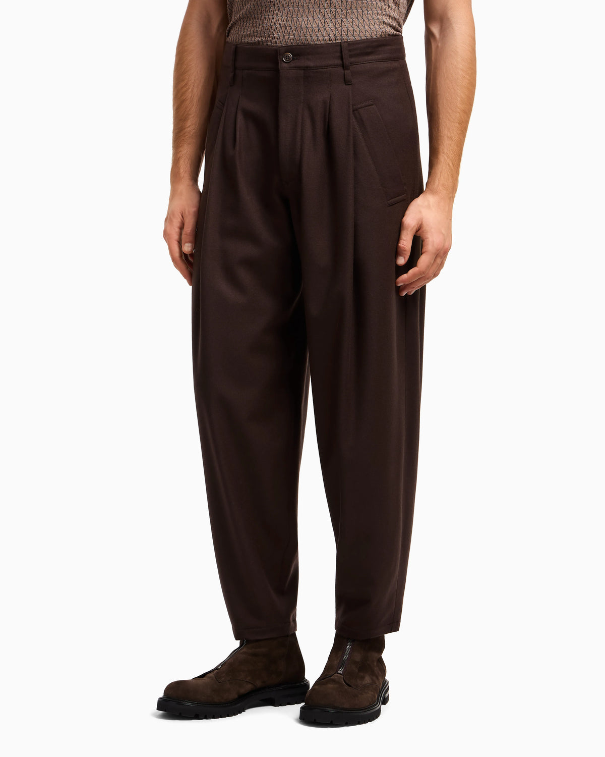 Single-pleat lightweight wool cloth trousers