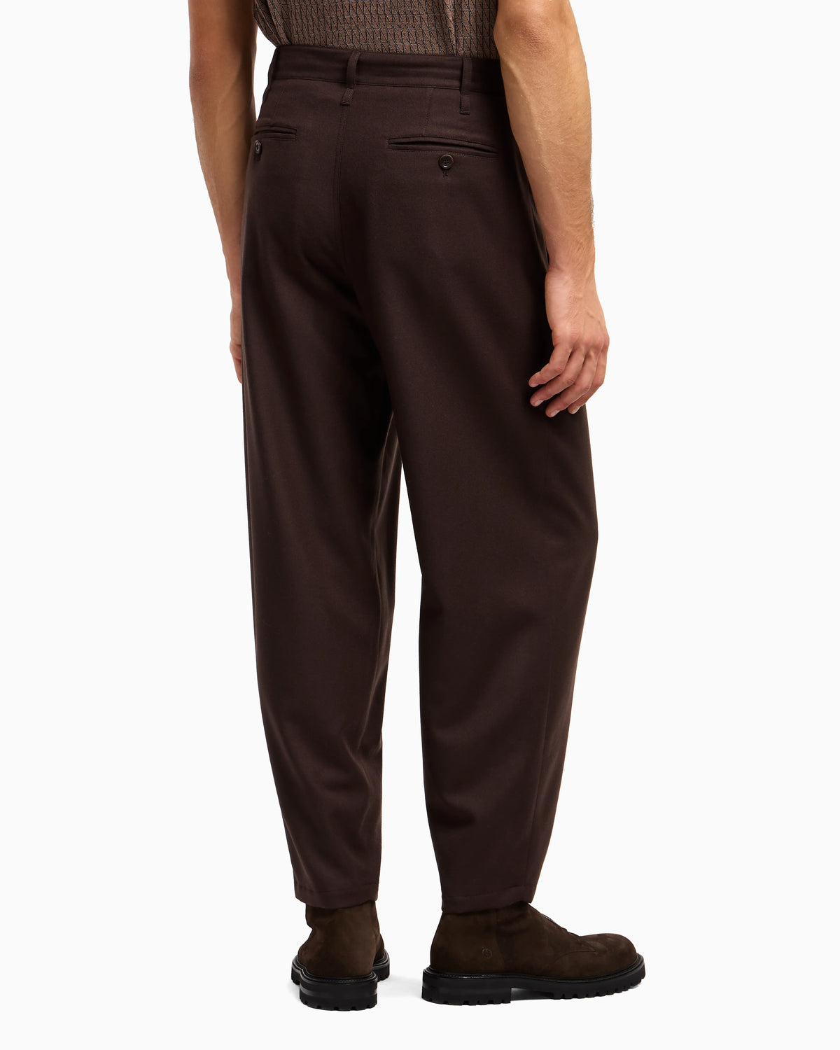 Single-pleat lightweight wool cloth trousers