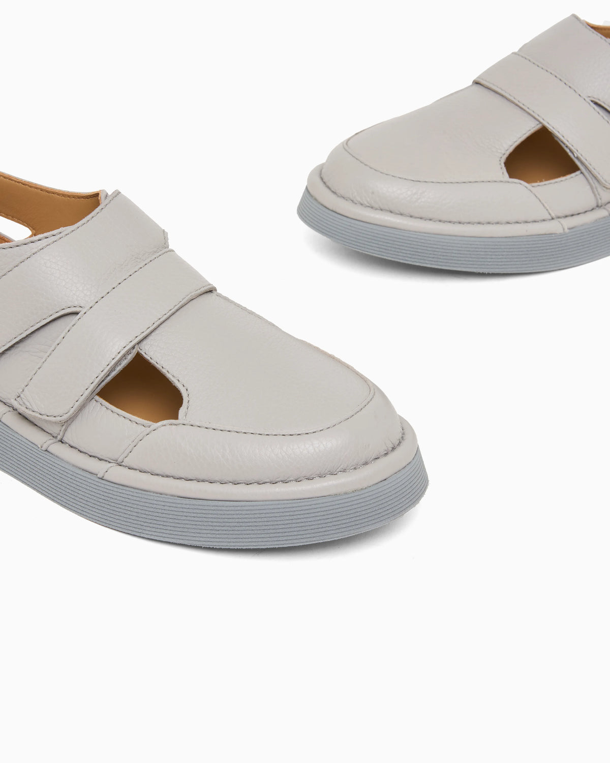 Leather sandals with cut-outs