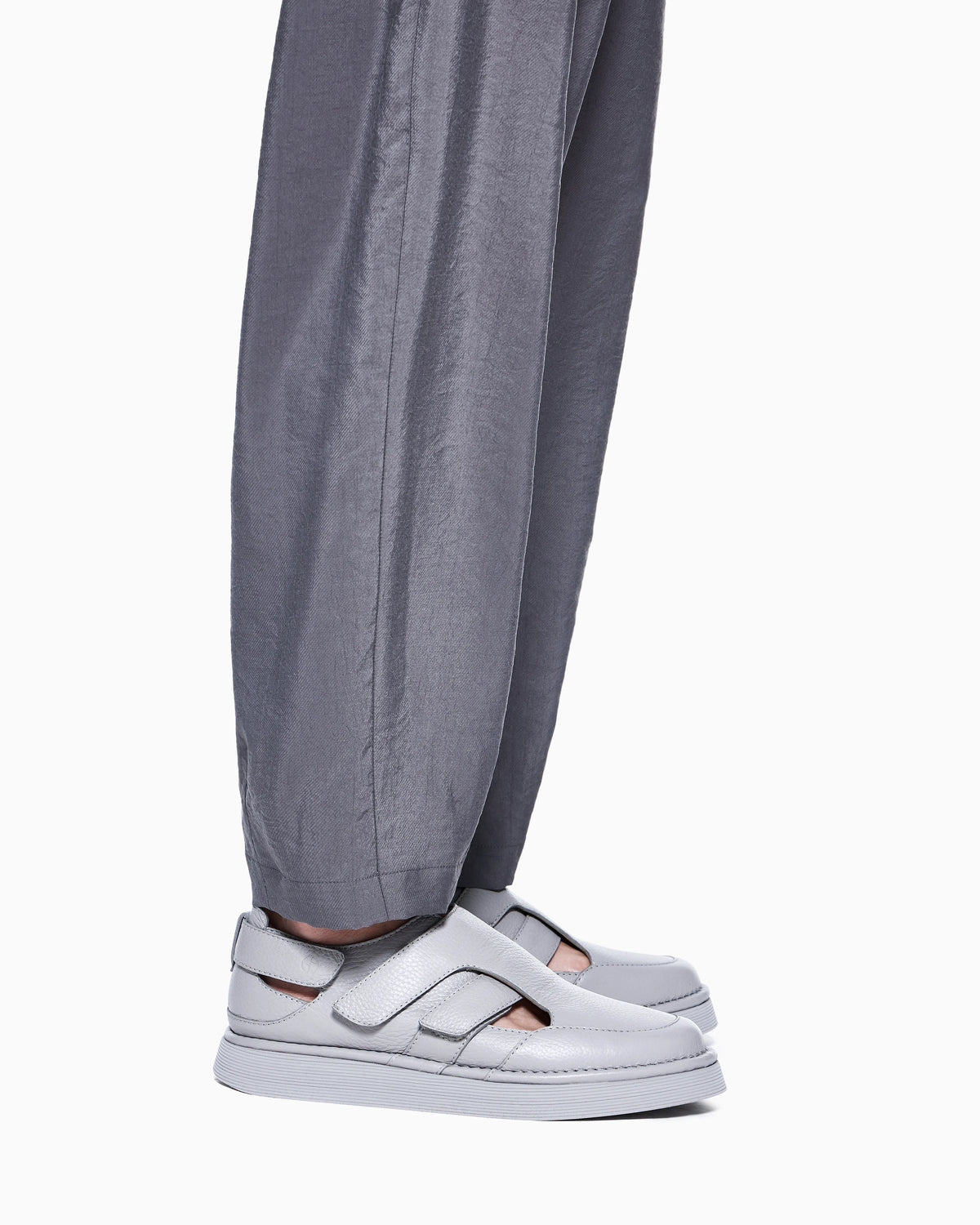 Leather sandals with cut-outs