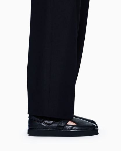 Leather sandals with cut-outs