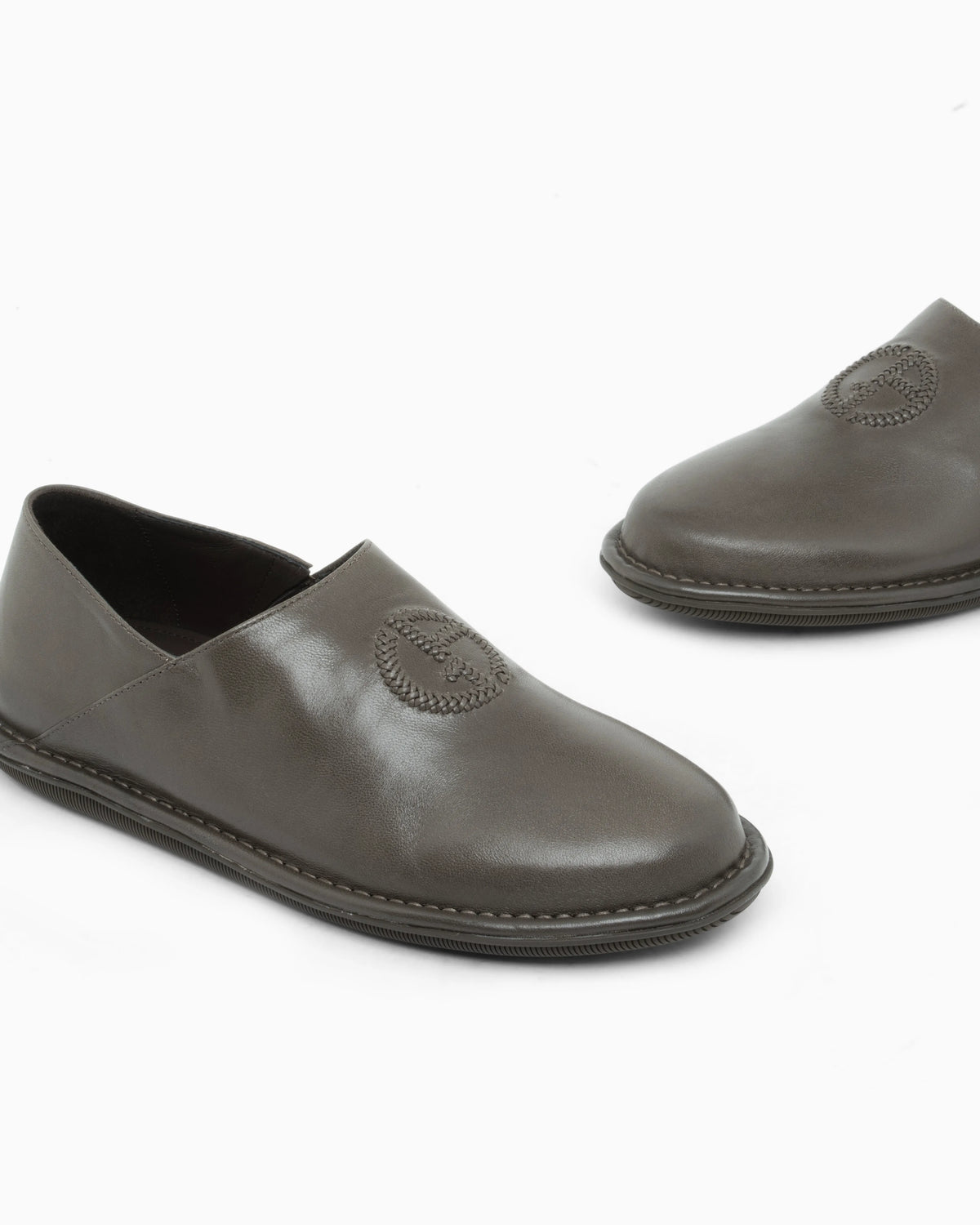 Slipper in leather with a rubber sole