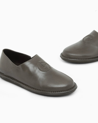 Slipper in leather with a rubber sole