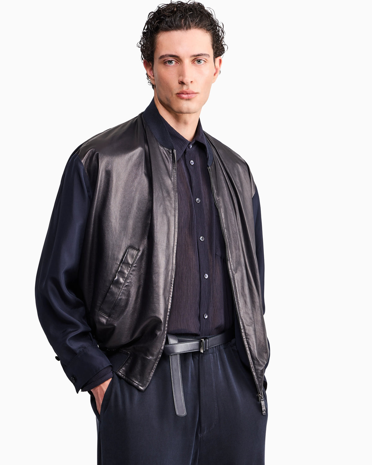 Smooth leather belt with a double rectangular metal loop