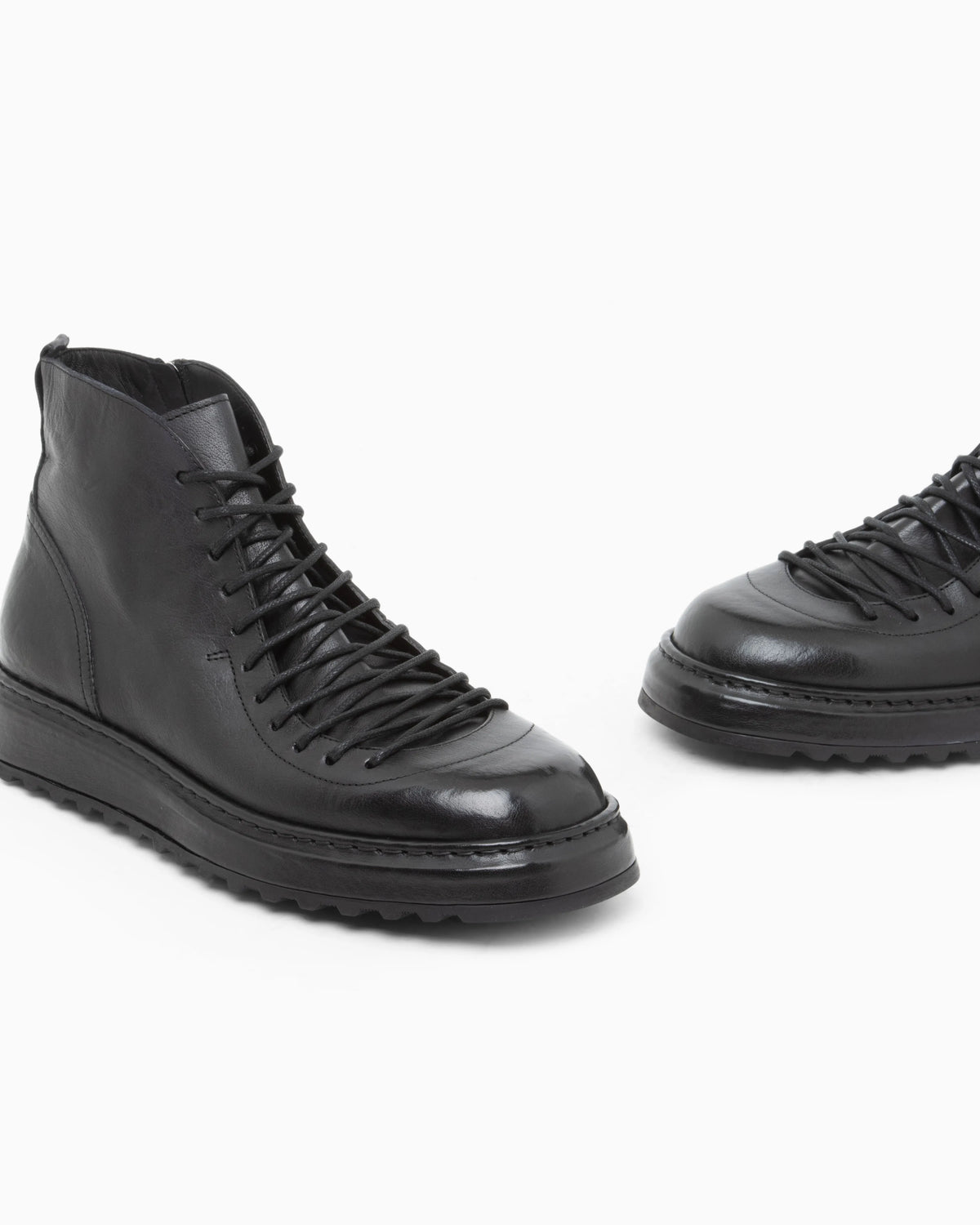 Boot with split leather lining