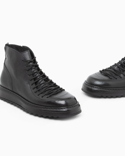 Boot with split leather lining