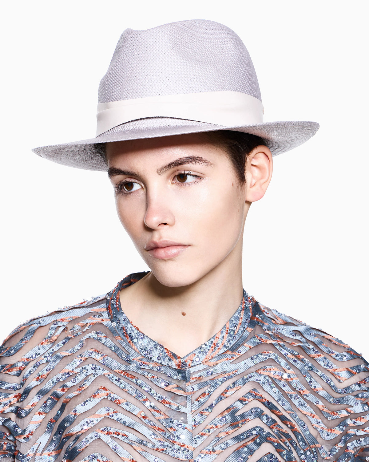 Wide brim hat in woven straw with leather band