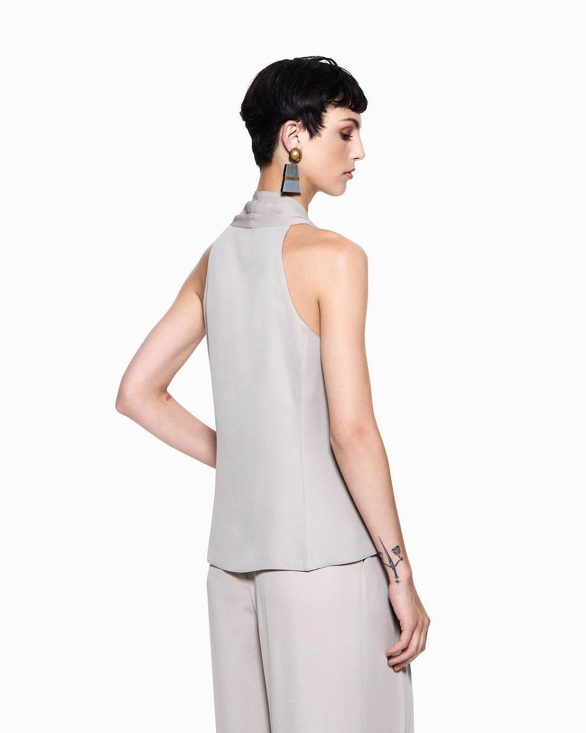 Sleeveless top in triple silk georgette with shawl collar