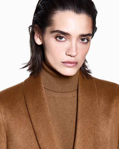 Long single-breasted coat in vicuña wool