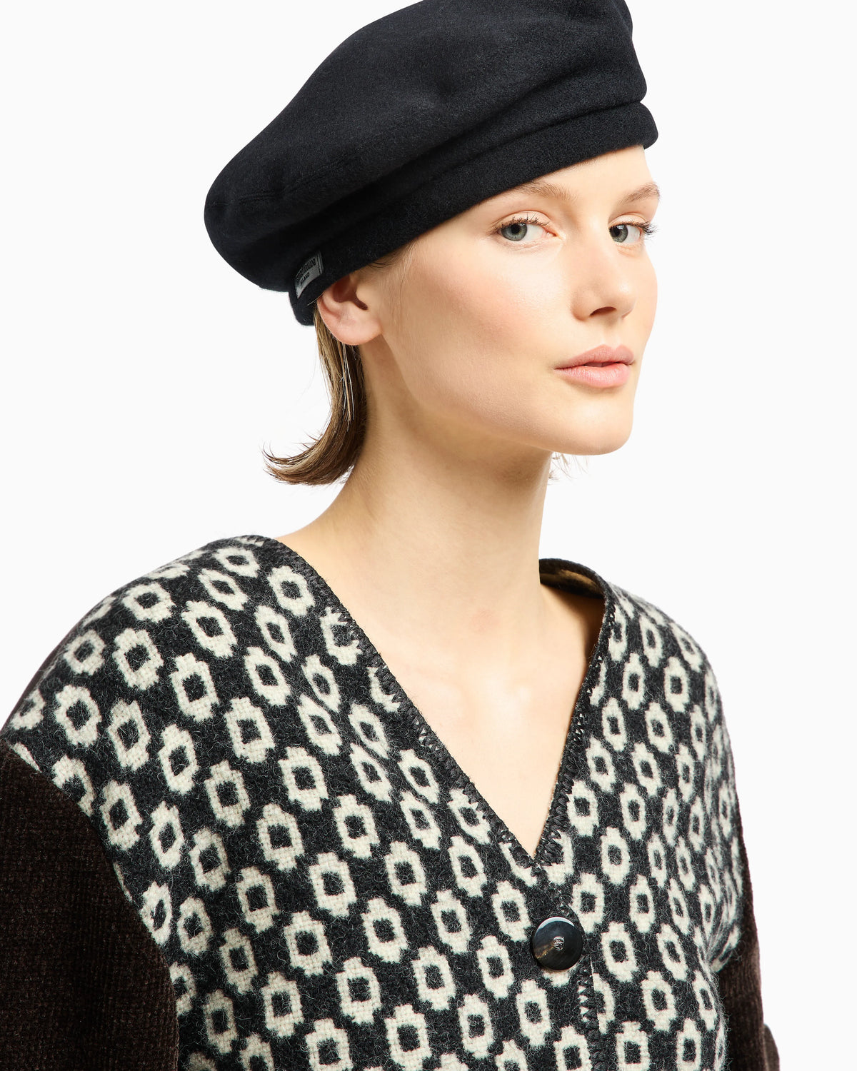 Knitted beret in cashmere with leather patch