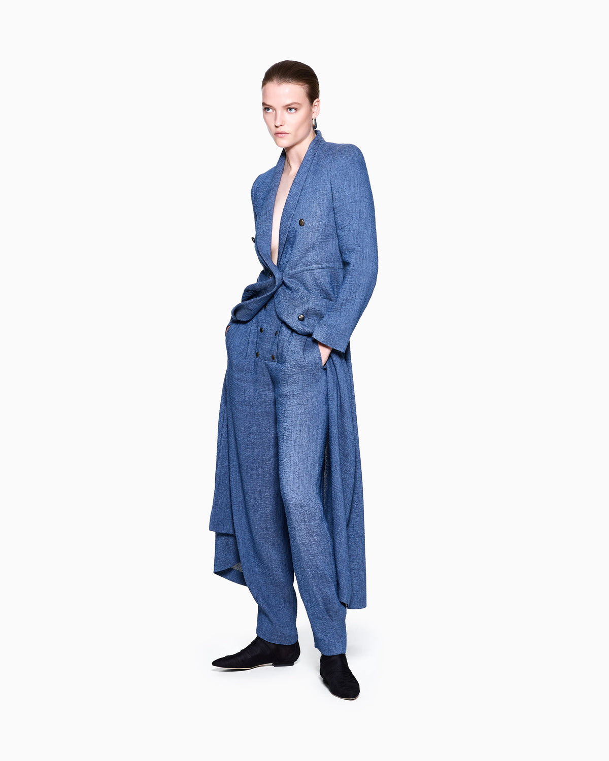 Long double-breasted coat in faded linen, viscose and silk crêpe.