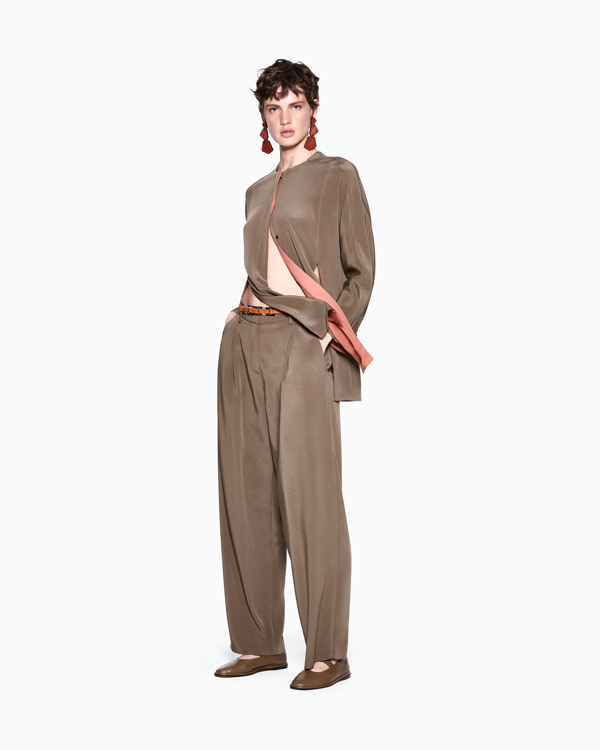 Single-pleat silk crêpe trousers