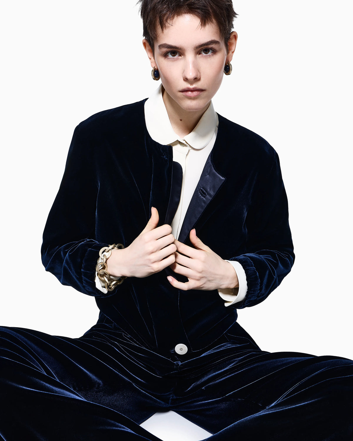 Short velvet jacket with a crew neck and buttons Icon