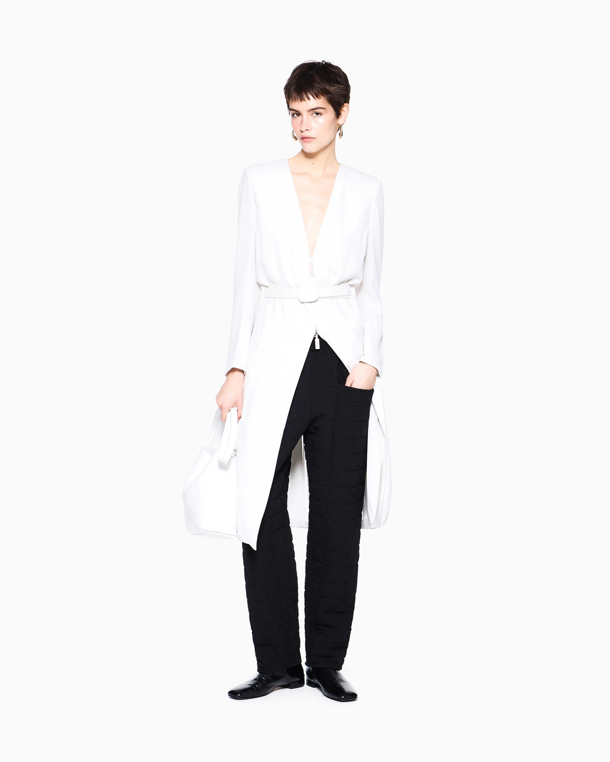 Dress in triple georgette silk with a belt and V-neck