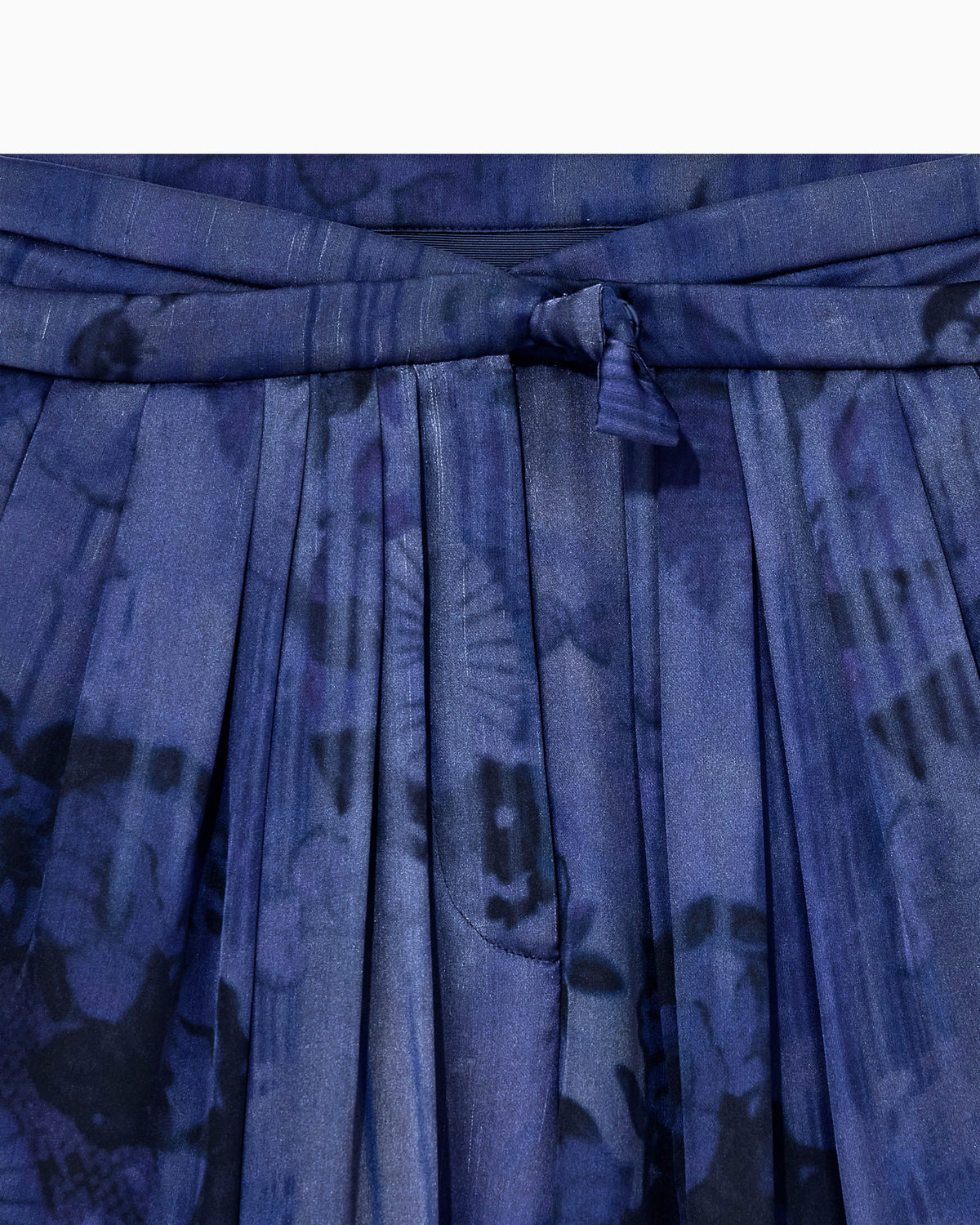 Multi-pleated trousers in printed silk charmeuse with knot