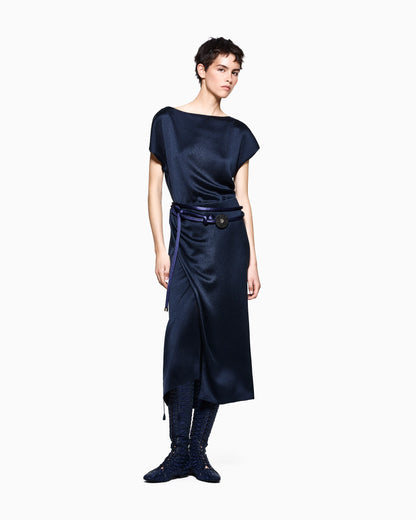 Dress with crew neck in hammered satin and draped shoulder