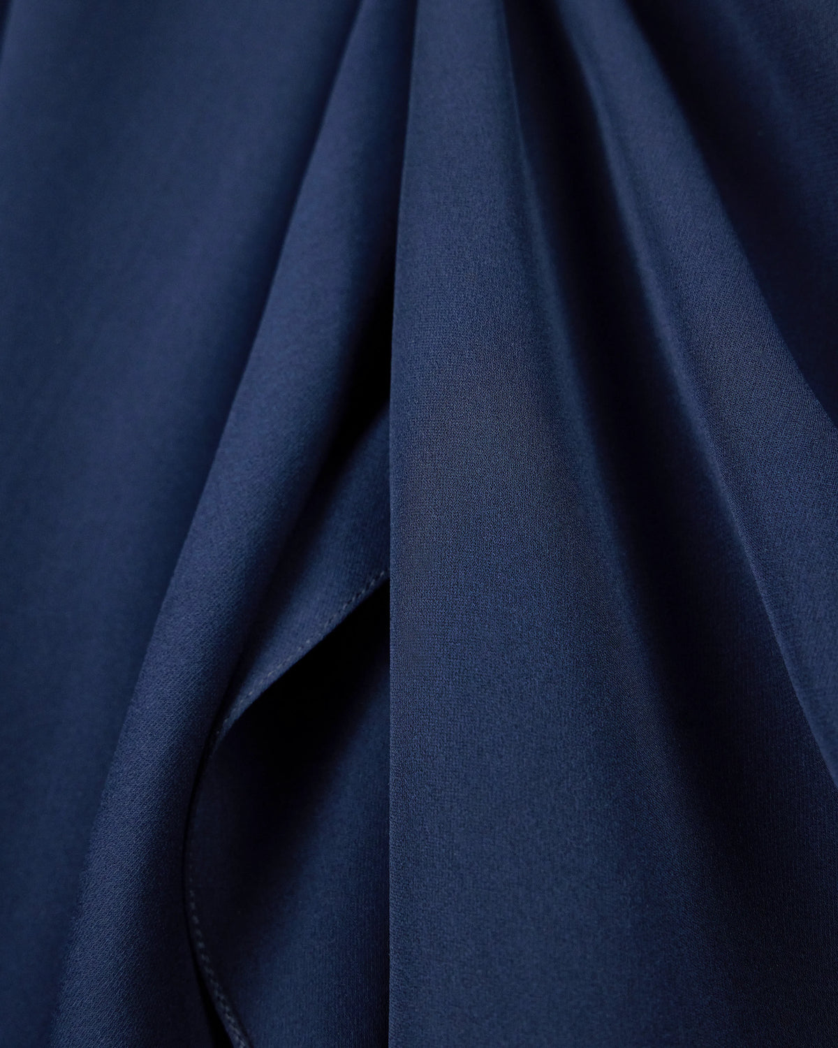 One-shoulder shirt in silk triple georgette with a sash
