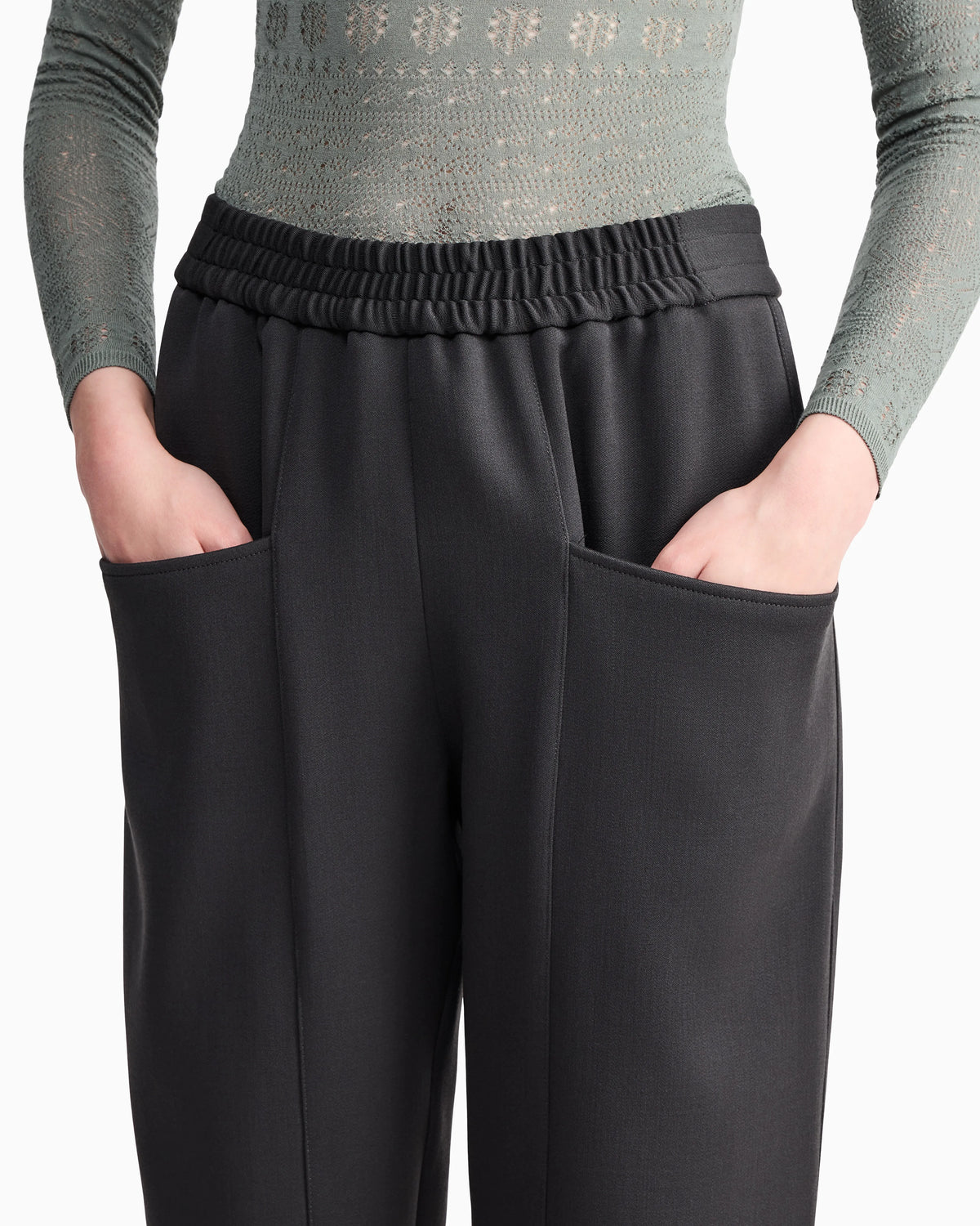 Pull-on trousers in stretch wool with pockets