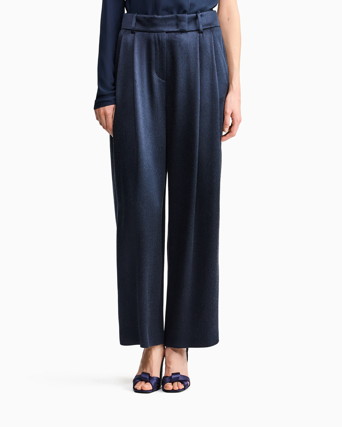 Trouser wide leg with two pleats in hammered satin