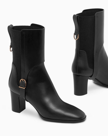 Boot with rubber details and leather sole