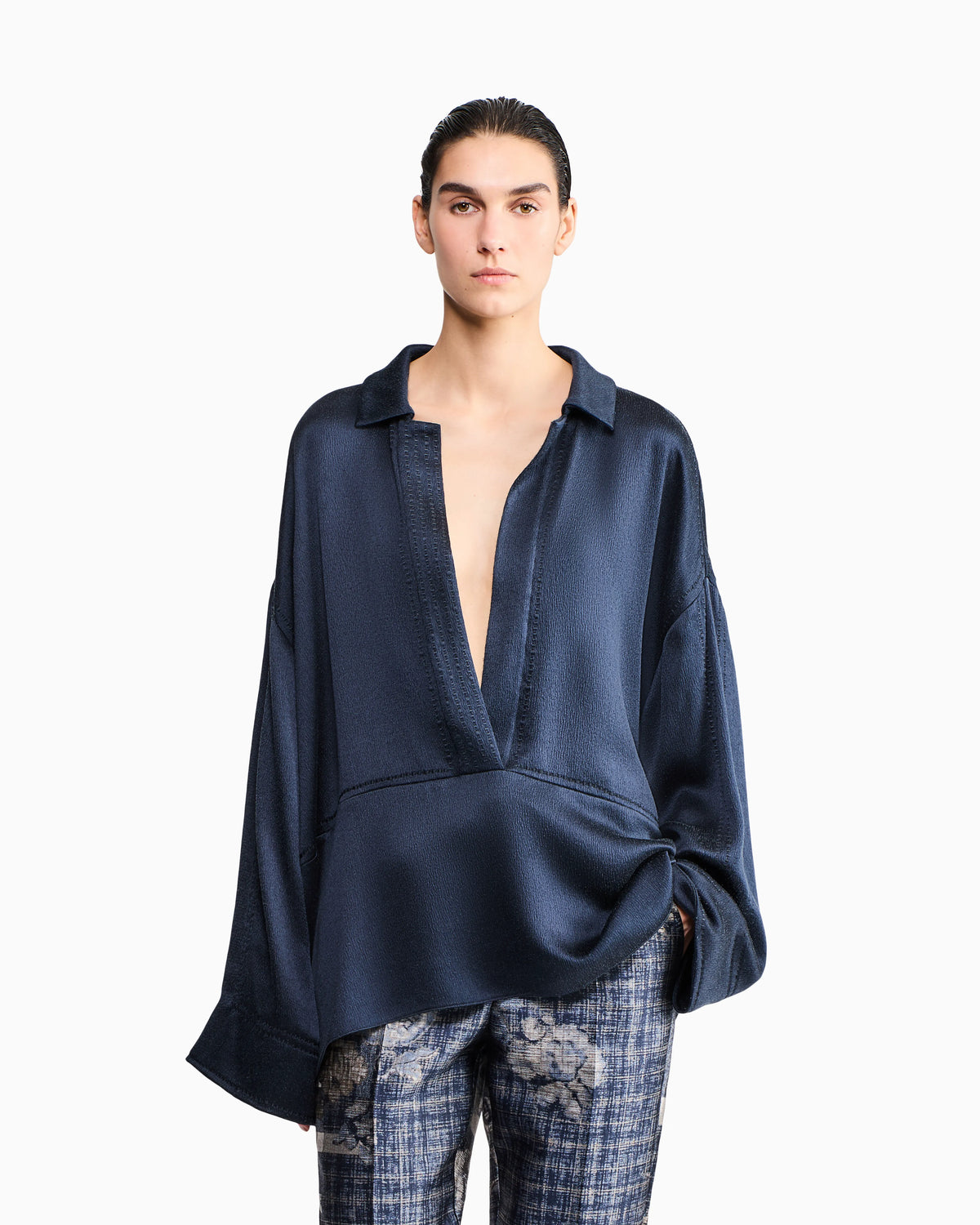 Shirt wide hammered satin with deep neckline