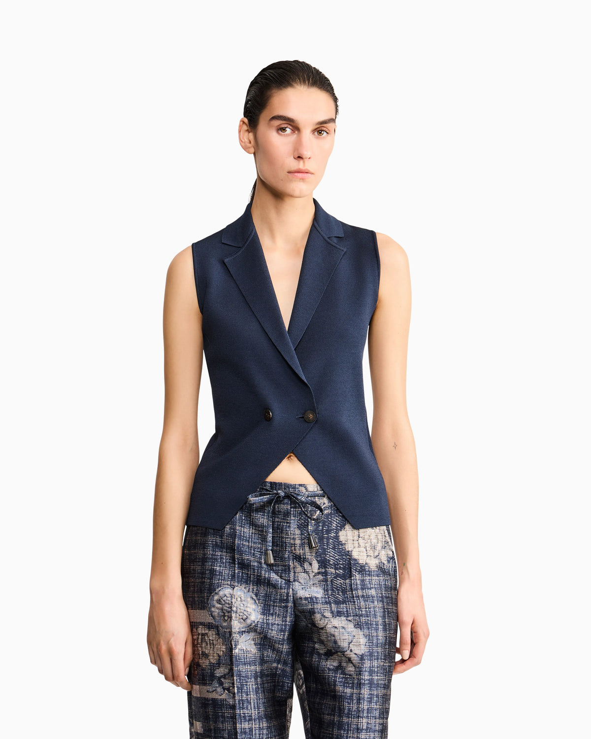 Viscose knit vest with ribbed texture and lapel