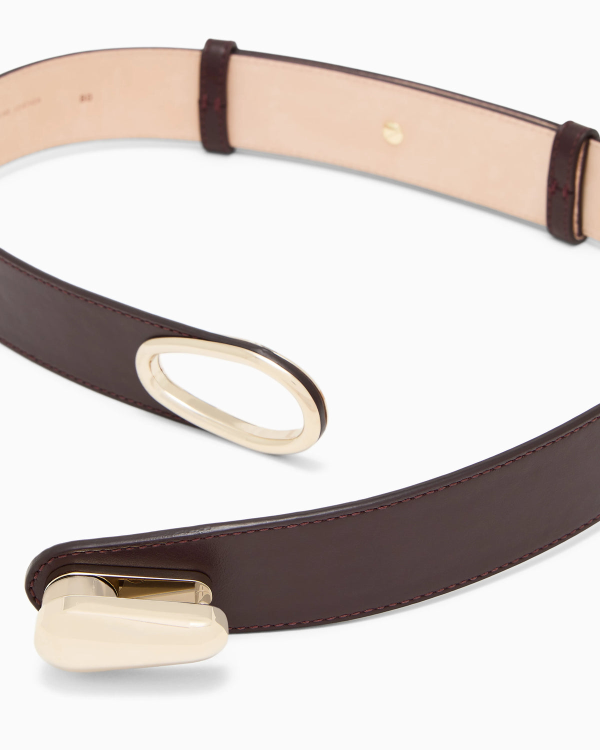 Shiny leather belt with a teardrop-shaped twist lock