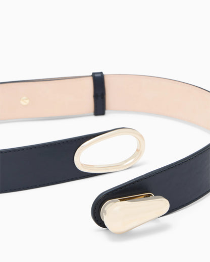 Shiny leather belt with a teardrop-shaped twist lock