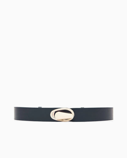 Shiny leather belt with a teardrop-shaped twist lock