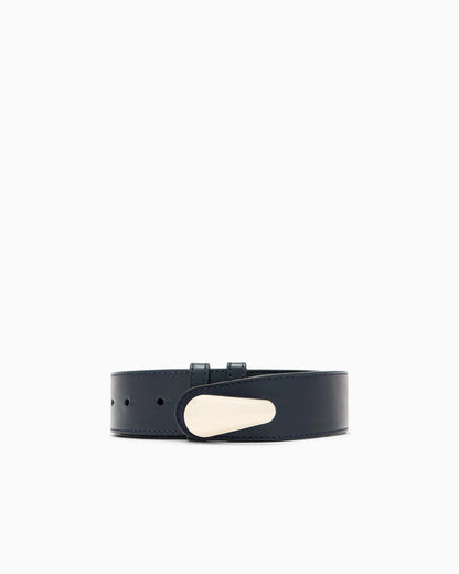 Shiny leather belt with a teardrop-shaped twist lock