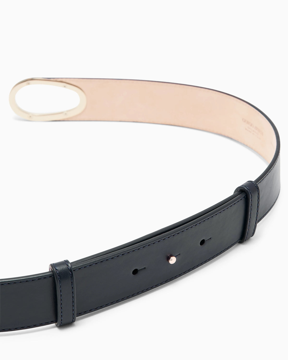 Shiny leather belt with a teardrop-shaped twist lock