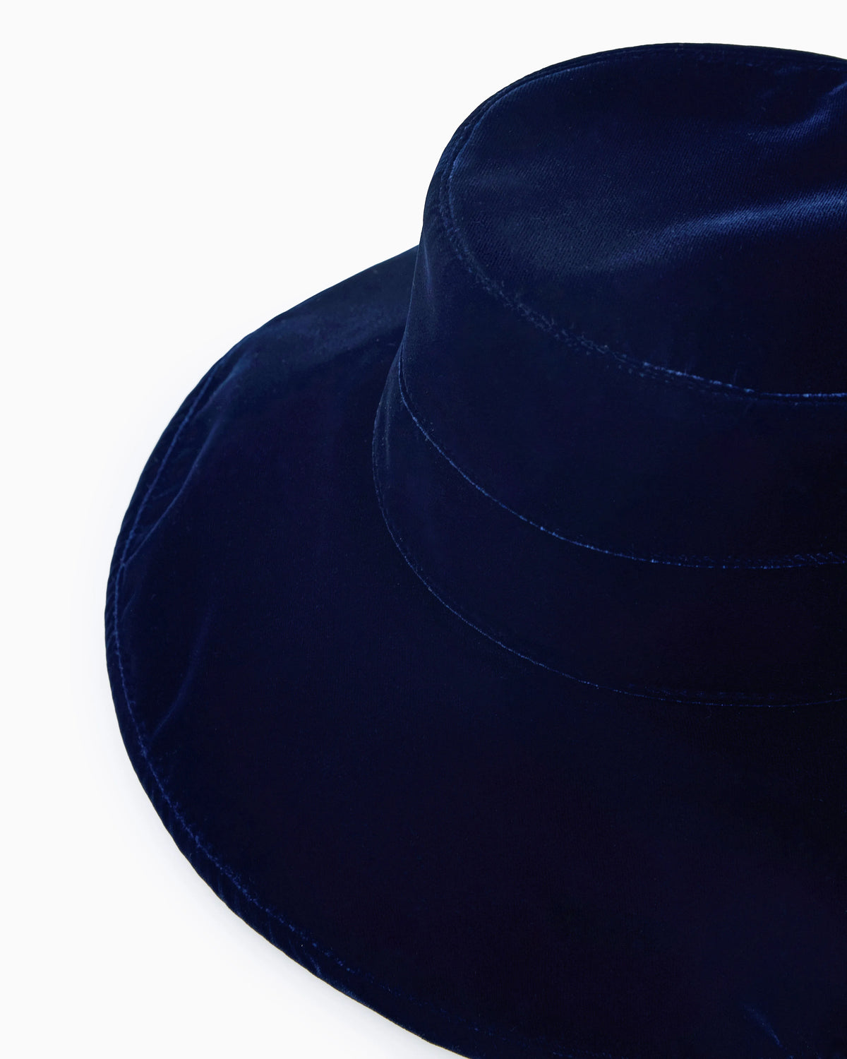Wide-brimmed hat in viscose and silk velvet