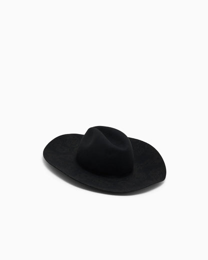 Classic laser-cut hat in wool with a sweatband