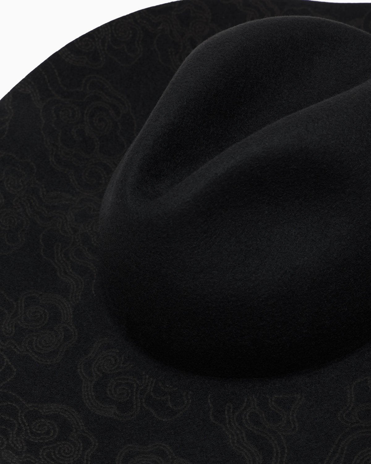 Classic laser-cut hat in wool with a sweatband