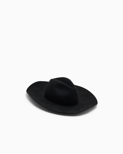 Classic laser-cut hat in wool with a sweatband