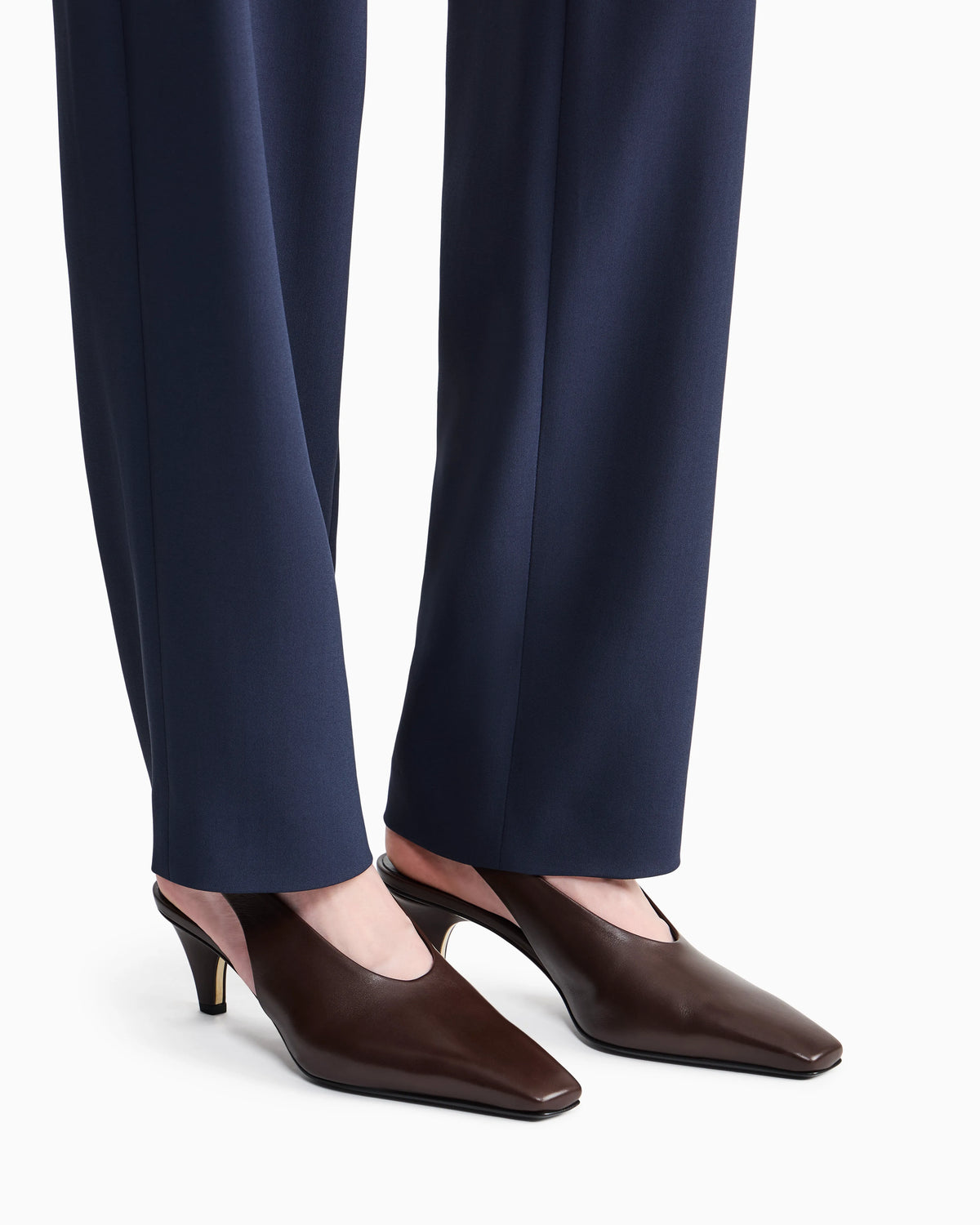 Decollete shoe leather lining and leather sole