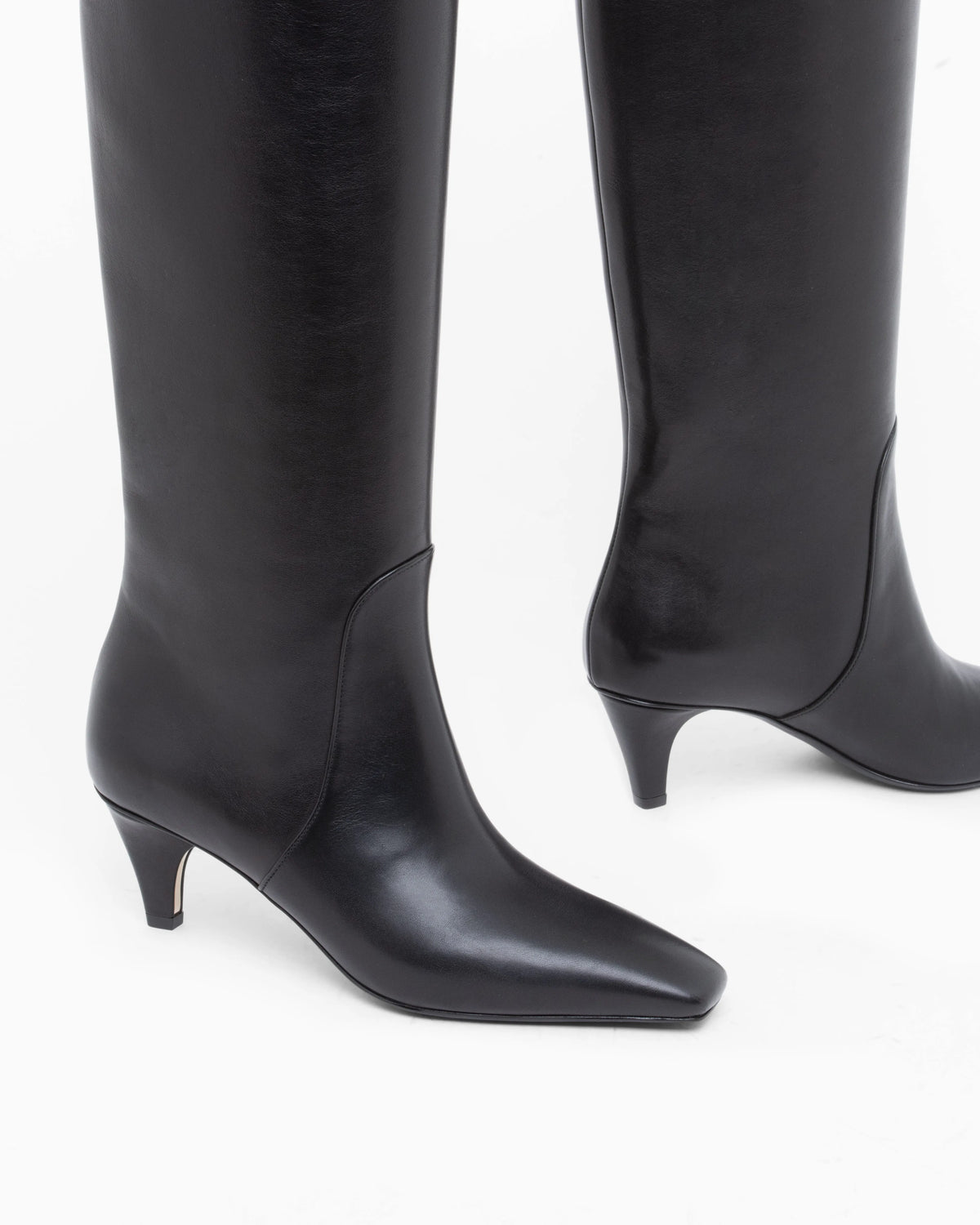 Boot in leather with a leather sole
