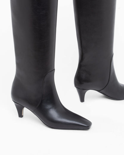 Boot in leather with a leather sole