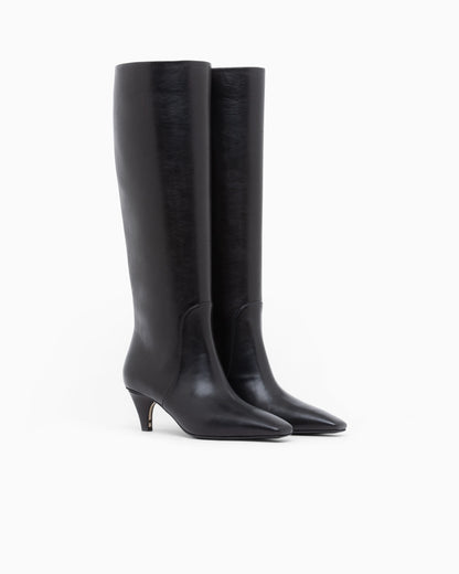 Boot in leather with a leather sole